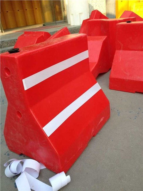 全新料塑料隔離墩價(jià)格與滾塑工藝優(yōu)勢(shì)——百墩實(shí)業(yè)專(zhuān)業(yè)批發(fā)解析